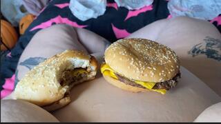 BBW FEEDEE STUFFS BURGERS TO GET BIGGER THAN EVER