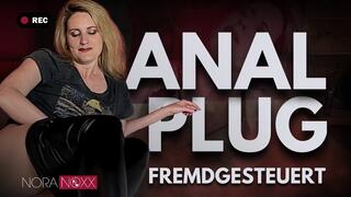 Mit Analplug auf dem Balkon: Fremd gesteuert und geil gemacht