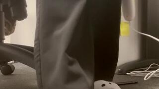 Mia écrasé du papier au bureau