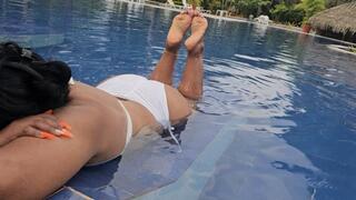 Balbina Big Feet and Wrinkled Soles in the pool