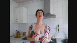 I becoming a giantess, every clothes ripping off from me