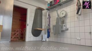 Tierärztin in grün - Lebendbeschau des Schlachtebers