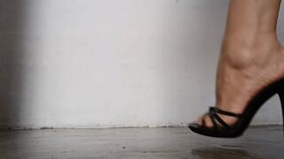 Supports all her weight on the tip of her toes and toes along with her high heels (2)