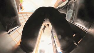 8K MARTINA flatts her buttocks and squats a 5-millimeter dwarf