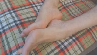 Manuel juega con sus pies