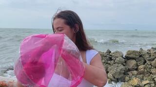 NICKY VISITA LA PLAYA CON SU JUGUETE FAVORITO