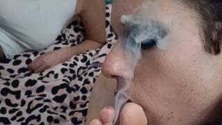 Smoking session barefoot between friends