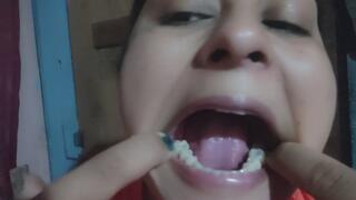 Dientes obsesión: crujidos y muestra total en close up.