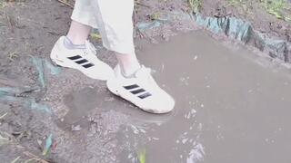 Sneaker dirty water play