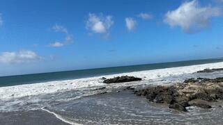 Peep show caught a naked girl jerking off on the beach.