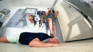 Head & Hands Walking 2 FLOOR CAM (4K)