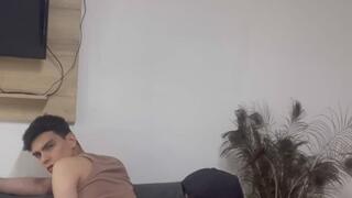 DAVE LION CONTRATA UNA PUTA PARA QUE LO HAGA MUJER