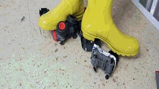 Giantess attack on cars MP4