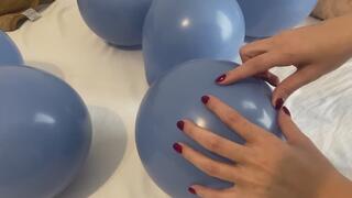 estourando baloes com as unhas grandes