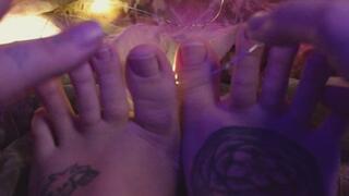 Wiggling toes, Toes scrunching, Moaning