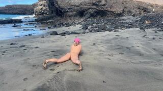 Guy found a stranger girl on the beach and peeing on her back