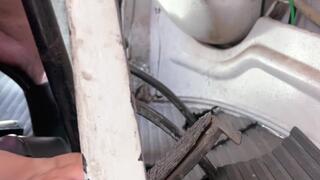 Pé firme, ordem dada: a Kombi obedece.