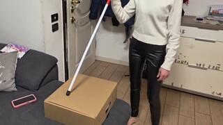 Miss Annika ha avuto un intervento agli occhi. Purtroppo per un breve periodo non potrà vederci. Ma ormai la conosciamo Lei Non Molla Mai. Gli sono arrivati degli stivali con tacchi e nonostante le difficoltà, be... guardate voi stessi....