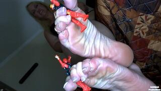 Giantess SeeChelle Controlz Your Mynd And Body Unda Her Big Soles
