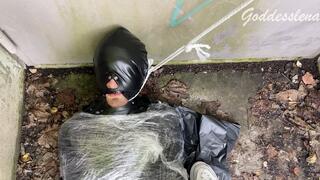 Goddesslena: Leder - Bondage im Freien