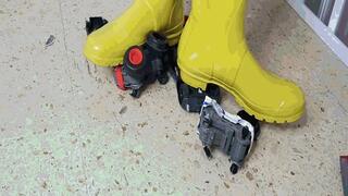 Giant attack on cars AVI(1280*720)HD