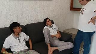 LAMIENDO PIES DE MATEO Y OSIRIS