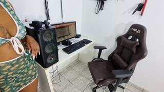 EBONY GAMER RELEASING LONG AND ROTTEN FARTS IN COSPLAY BY IZA CANDY CAM FULL HD