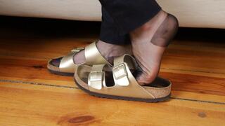 Minimalistic Nylon Moments – Dangling & Shoeplay