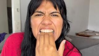 Me muerdo los dedos & dejo marca de mis dientes filosos