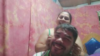 Dominación suave: controlando su oreja, su boca y su cuerpo.