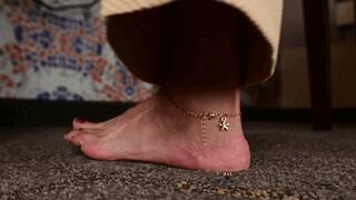 Test Giantess shots with LATINA GILF! Unaware giant, BIG WRINKLY GRANDMA FEET, tiny in trouble!! - MOV