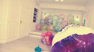 JJ pops a lot of balloons inside the XXL Shosu Beachball HD Version