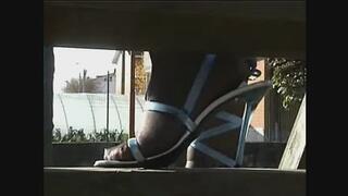 Cosa c'è di meglio che camminare sulla neve con tacchi alti e pestarla con solo un paio di collant autoreggenti velati neri?