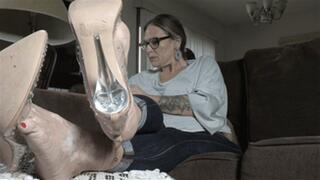 Shoe Dangling Of A Milf, 1st