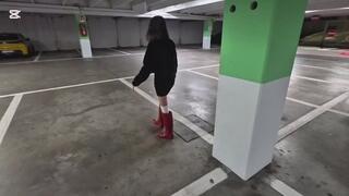 Miss Annika fa una passeggiata in centro commerciale, mentre torna a casa, nel sotterraneo del centro e mentre gira per far notare i suoi stivali in gomma taaac, perde l'equilibrio e via una caviglia slogata saltellando arriva all'auto e pio casa