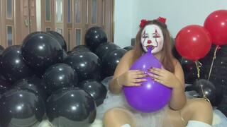 Soplando mi globo con mi traje de payaso siniestro