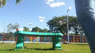 In the middle of the park hanging my favorite flip flops (7)