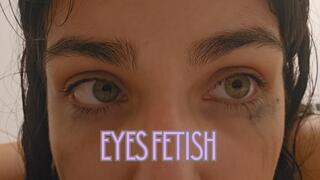 Eyes and eyeslashes fetish: smudged mascara and green eyes close up
