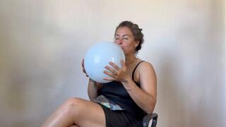 having fun with balloons m0