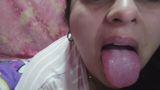 Lengua traviesa y saliva brillante. Fetiche oral close-up.