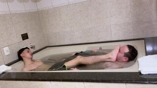 MASTER E BATHTUB DOM PISS DOM