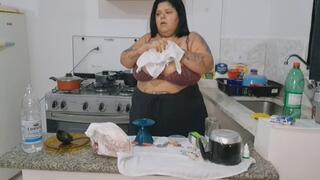 Safada lavando a louça com os BIG seios de fora