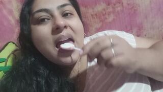 Chupetín de corazón deslizándose lentamente por mi boca..