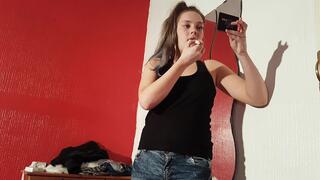 Sophie Applying Her Lip Gloss & Lip Stick (4K)