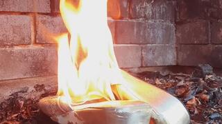 Dopo che queste pantofole sono state ai miei Piedi per molto tempo e dopo che sono state riempite molte volte di sborro è arrivato il momento di bruciarle.