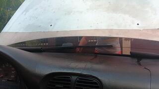 Hermosa mujer conduciendo auto antiguo (3)