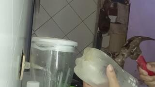 Giganta se prepara una bebida mientras juega con tus nervios y un martillo!