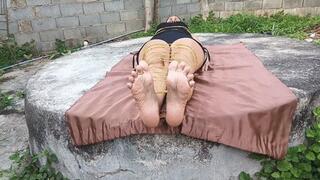 Lots of tickling the feet of the woman tied with rope (3)
