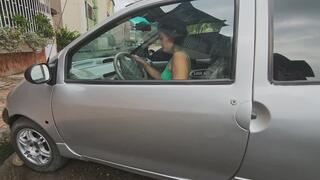 Green dress in the Twingo