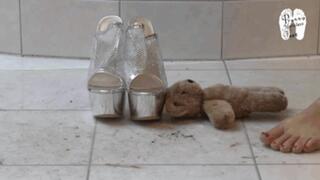 Teddy under Christins high heel Mules